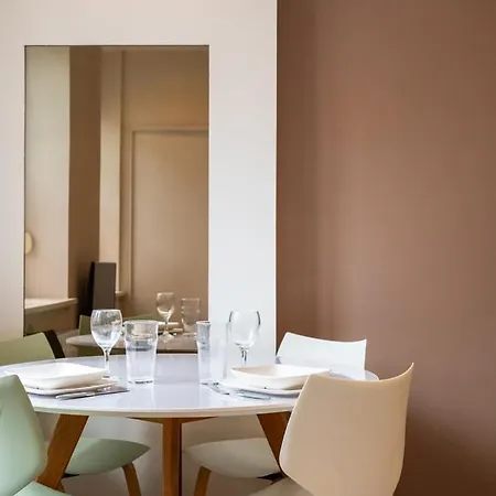 Chambre, Proche Metro Apartment *