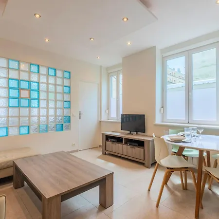 Chambre, Proche Metro Apartment *