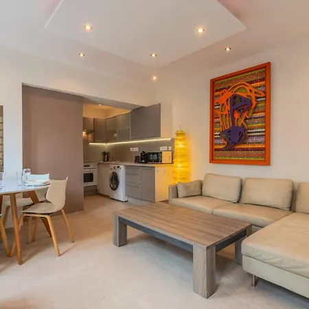 Chambre, Proche Metro Apartment *