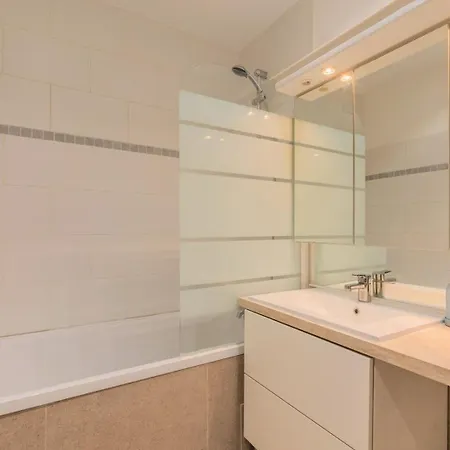 Chambre, Proche Metro Apartment *
